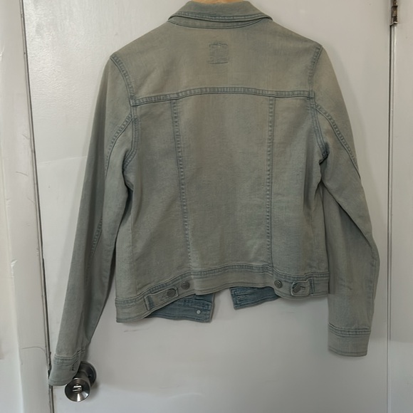 Cute light wash Jean jacket - Picture 3 of 6